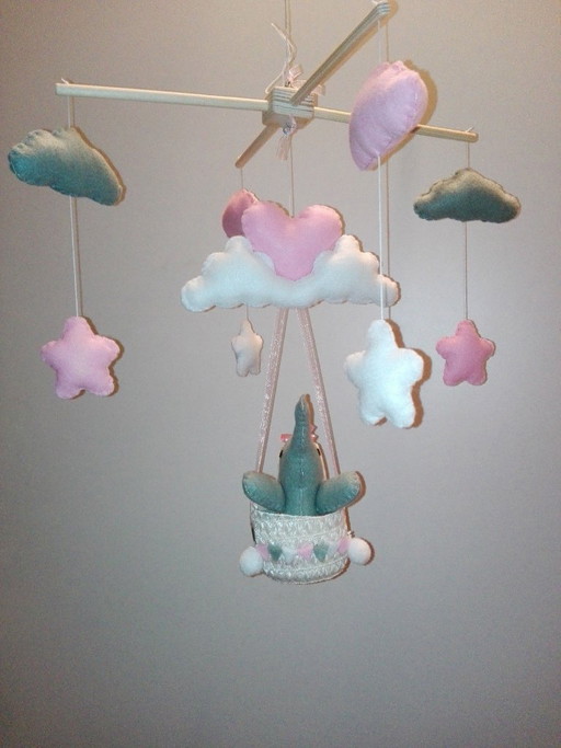 Móvil infantil hecho a mano "Elefante y corazones en las nubes"