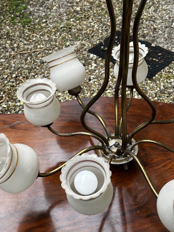 Image 1 of Lampadario vintage anni '50 a 8 bracci in ottone e vetro satinato bianco e oro.