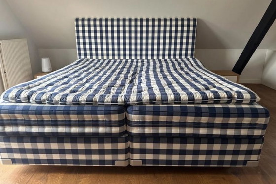 Image 1 of Lit à sommier tapissier de luxe Hästens 2000T 210x220, avec tête de lit et surmatelas. Prix neuf : environ 45 000 €.