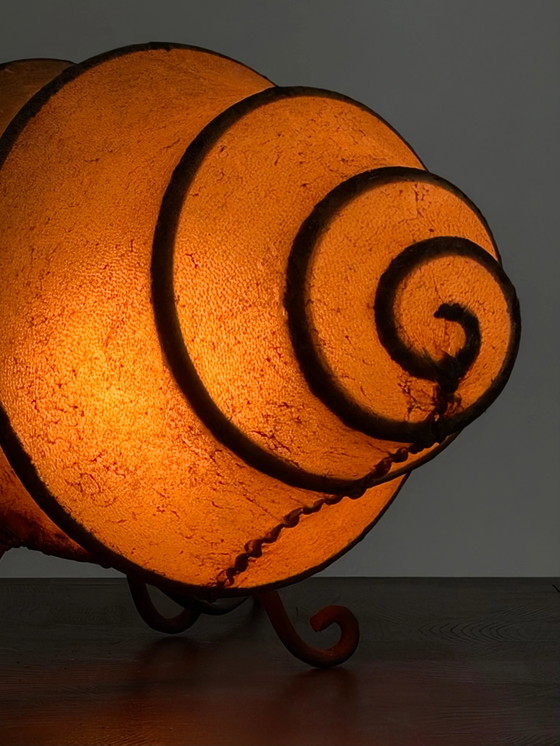 Lampe de table Vintage Rawhide Swirl au design organique (photo 2 of 11)