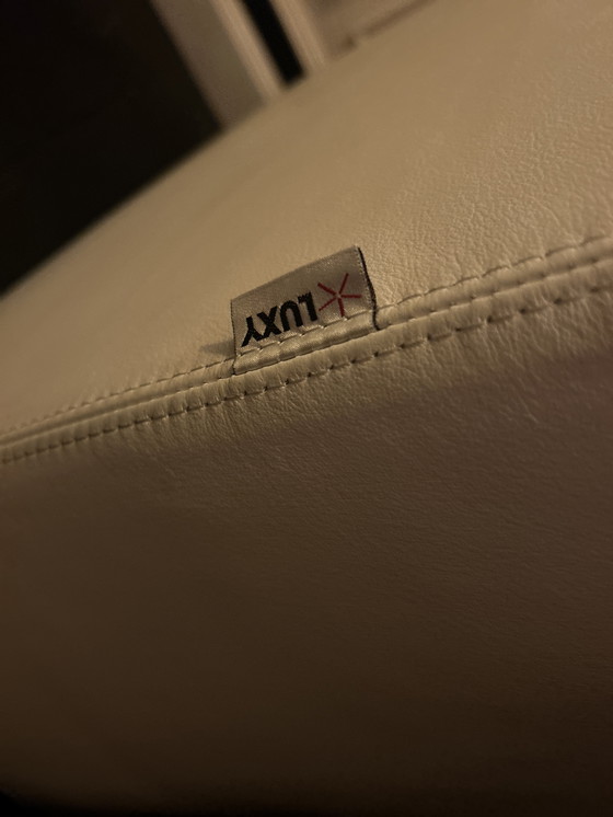 Image 1 of Sillón LUXY de piel blanca