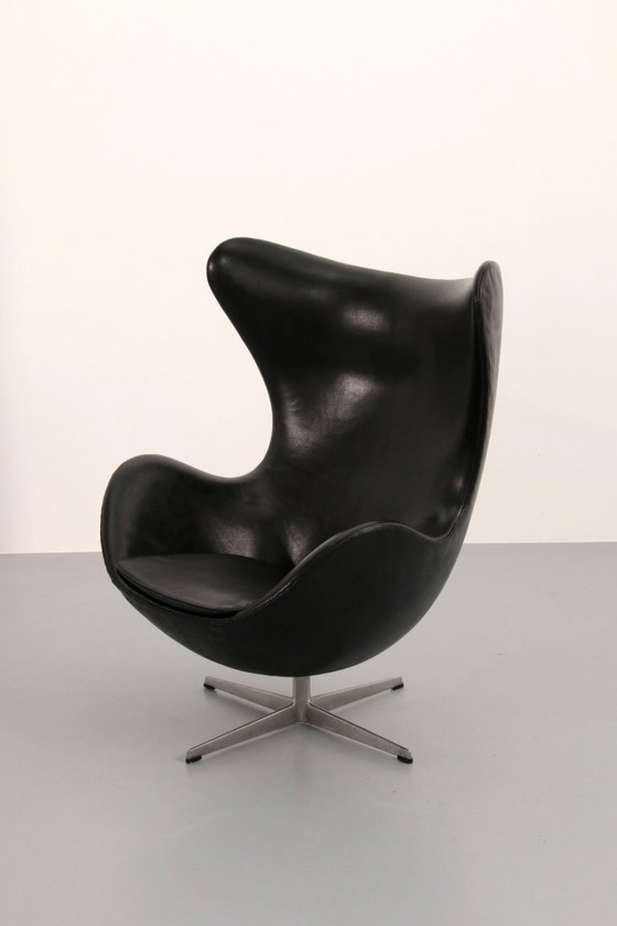Image 1 of Sedia Egg - Arne Jacobsen, Danimarca, 1960 - Pelle nera di Fritz Hansen