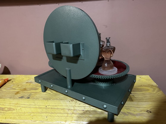 Image 1 of Zeldzame mechanische displaystandaard van Jean Paul Gaultier Parfums – Le Male Classique