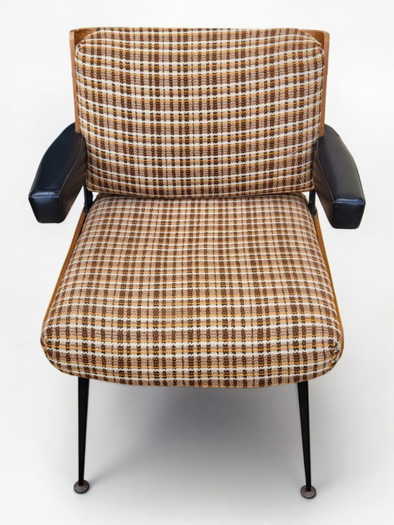 Image 1 of Marcom 704 Moderne buisvormige fauteuil, jaren 60. Toegeschreven aan Alain Richard. Thermogevormd houten frame, schuimvulling.