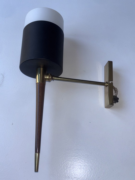 Image 1 of Paar Arlus Wandleuchten - Französisches Vintage-Design 1950er Jahre - Schwarzes Metall, Opalglas, Holz Und Messing