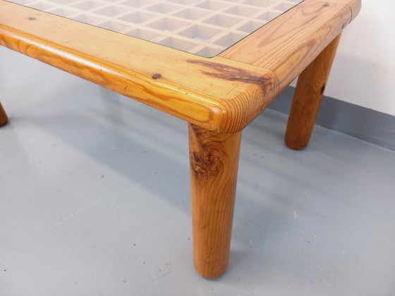 Image 1 of Vintage modernistische salontafel van grenenhout en glas uit de jaren 70 en 80.