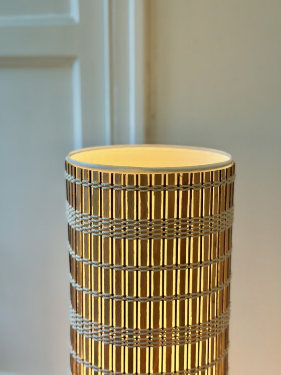 Lámpara de pie de mediados de siglo con pantalla cilíndrica de madera, años 60-70. – Lámparas de pie, Metal (photo 8 of 11)