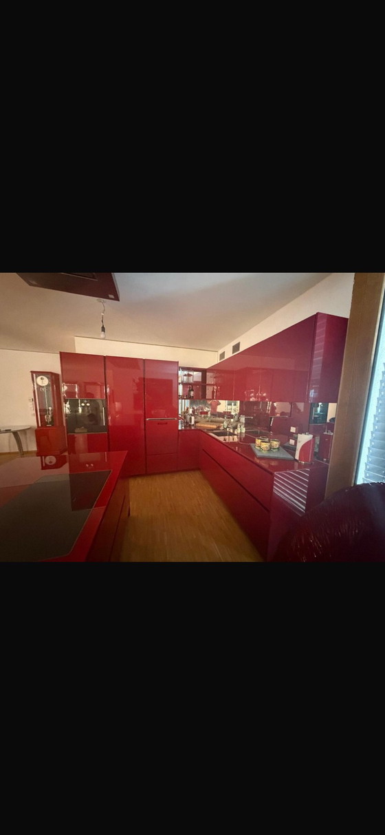 High End Designer Küche unbenutztes Sammlerstück, Gaggenau, Aufbewahrungsschrank, Holz, Glas, Rot (Foto 2 von 15)