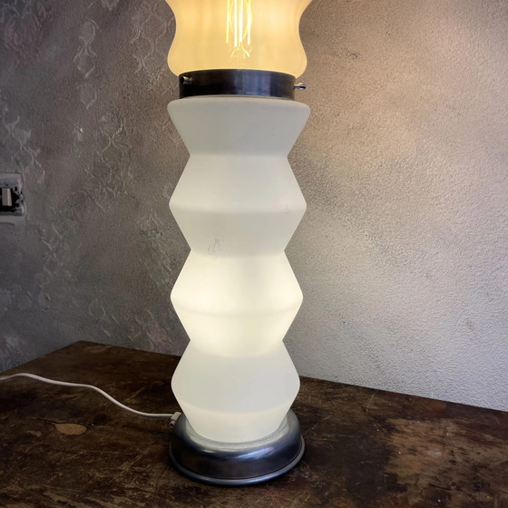 Lampada da tavolo Space Age in vetro di Murano e opalino anni '80, Attribuibile a MAZZEGA – Home Design (photo 13 of 15)
