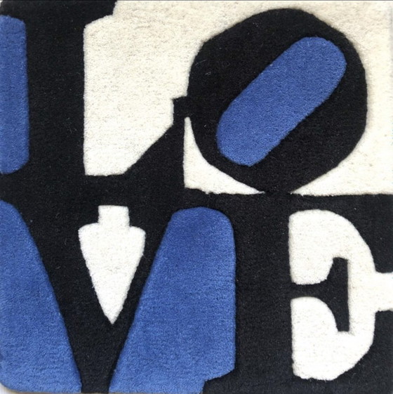 Image 1 of Robert Indiana: "Love (Stonian)". Vloerkleed.