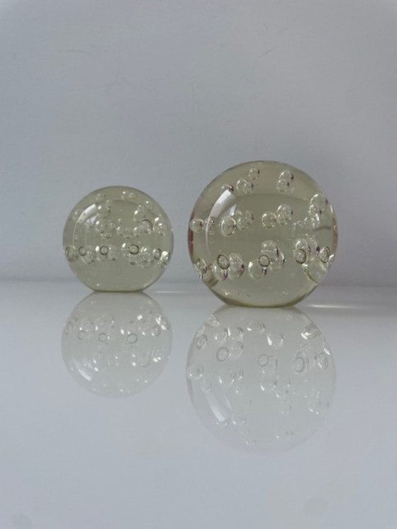 Image 1 of Juego de 4 esferas de cristal de IKEA, rojas y azules transparentes.