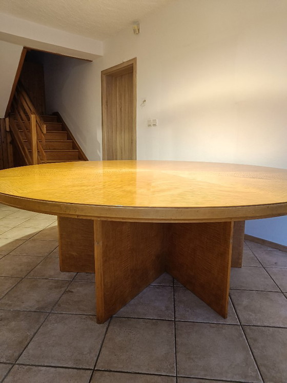 Image 1 of Grote ronde houten eettafel uit de jaren 80 – diameter 203 cm, zongebruind fineer, onderstel met zes poten