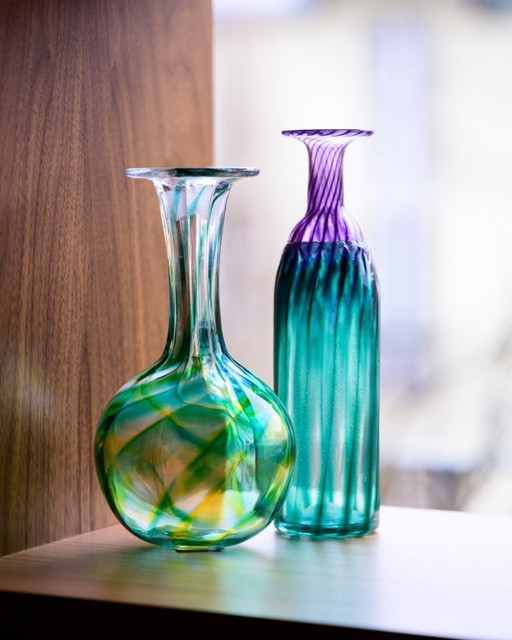 Dúo de piezas de vidrio artístico de estudio seleccionadas, alemanas, firmadas por artesanos de los años 80 y 90