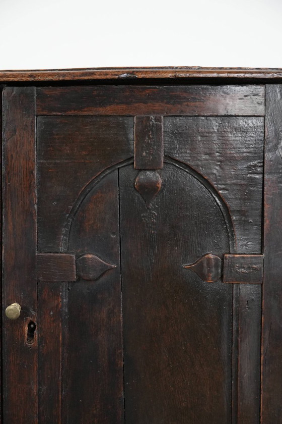 Image 1 of Armoire/meuble ancien en chêne anglais sur support du XVIIe siècle