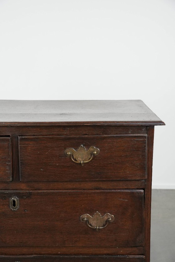 Image 1 of Commode ancienne anglaise en chêne, subtile, datant du XVIIIe siècle