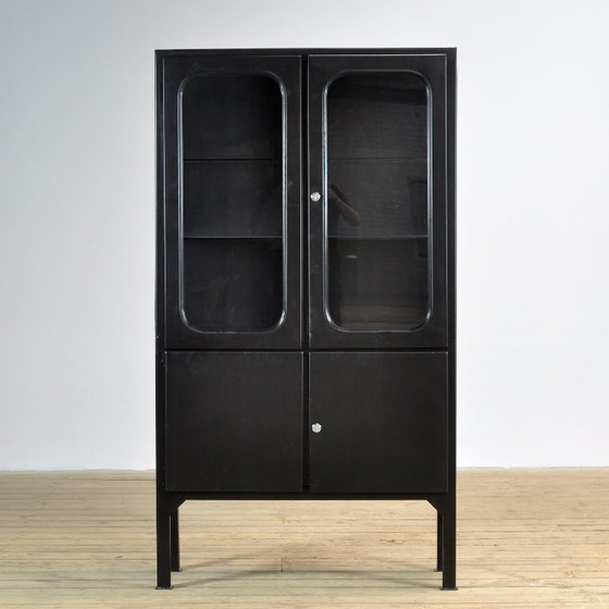 Gabinete médico antiguo, década de 1970. – Armarios, Glass, Metal (photo 2 of 10)