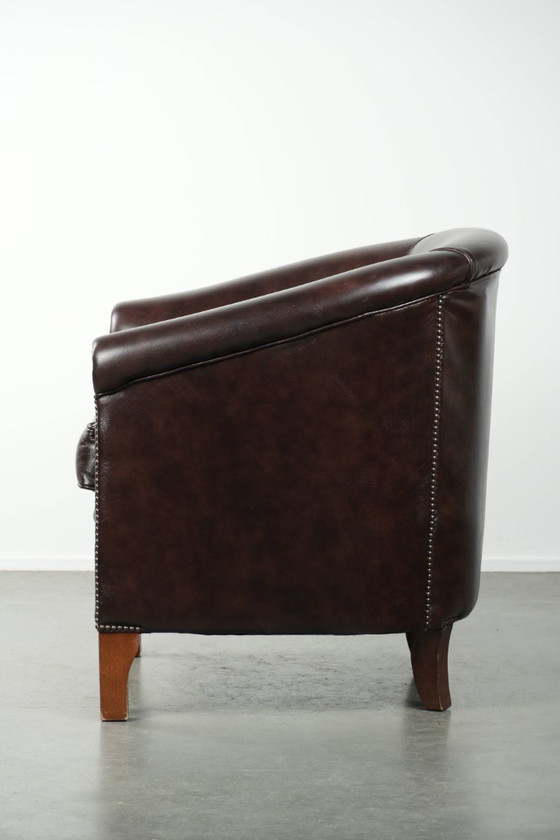 Image 1 of Donkere rundleren clubfauteuil met een tijdloos en stijlvol design in Engelse stijl