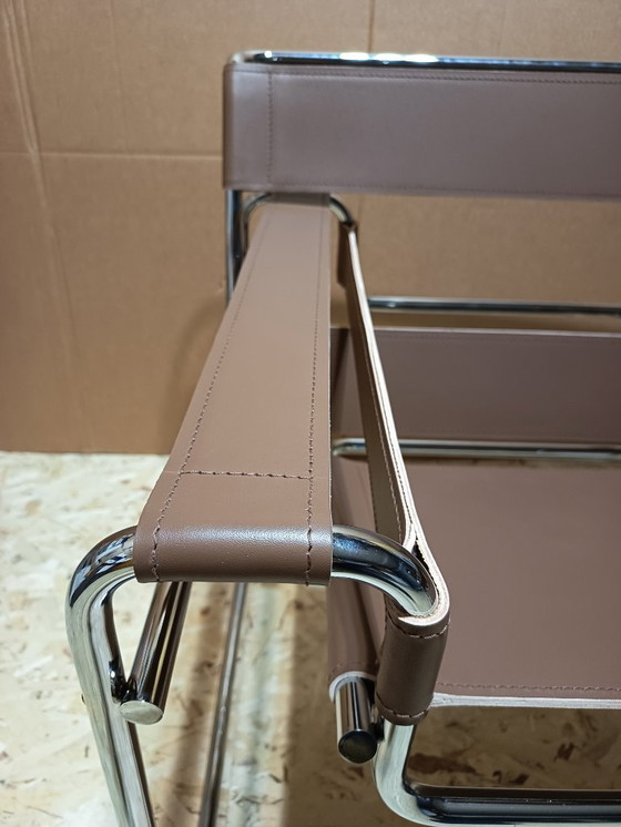 Image 1 of Poltrone Knoll Wassily B3 2 nuove/usate in pelle color noce di Marcel Breuer € 4.400