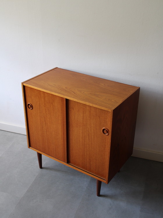 Credenza danese vintage con ante scorrevoli in teak. – Credenze, Wood (photo 7 of 8)