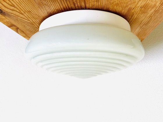Image 1 of Witte opaal geribbelde glazen ronde Art Deco plafond- of wandlamp, USSR jaren 60