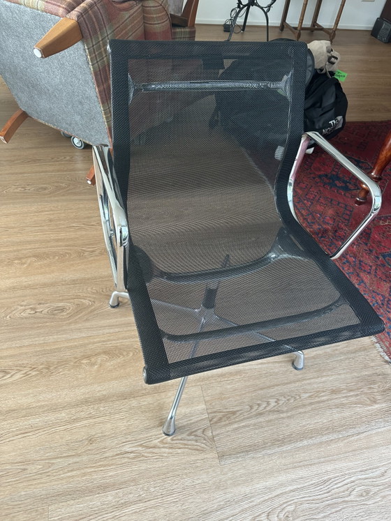 Lot de deux Vitra Eames Aluminium Chairs EA 107 originales, conçues par Charles & Ray Eames. (photo 14 of 14)