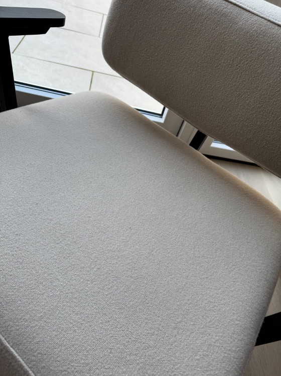 Poltrona con rivestimento in tessuto crema, Studio Henk, Poltrone, Legno, Metallo, Modern (foto 4 di 5)