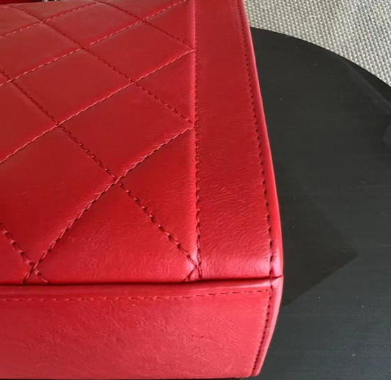 Image 1 of Borsa Chanel Medium Label Click Flap in pelle di vitello trapuntata e martellata, colore rosso, con finiture dorate, serie 24.
