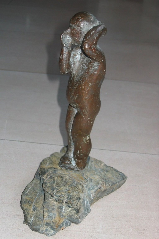Bronze figurine thumbing girl
