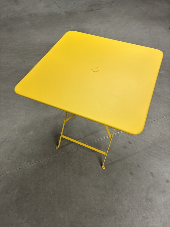 Image 1 of Mesa de jardín Fermob Bistro color amarillo miel.