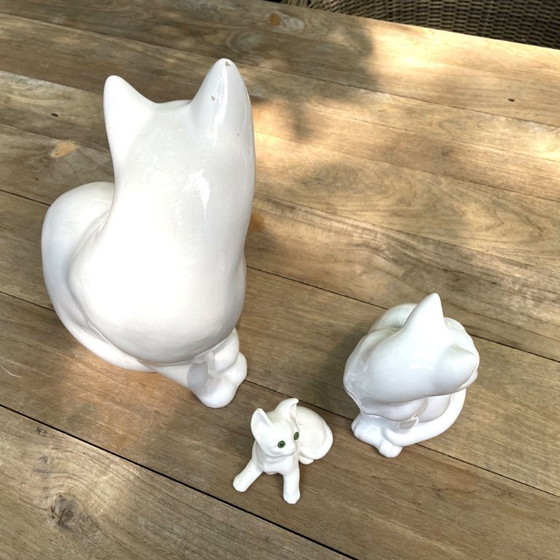 Image 1 of Set di 3 statuette vintage di gatti in ceramica bianca con occhi verdi.