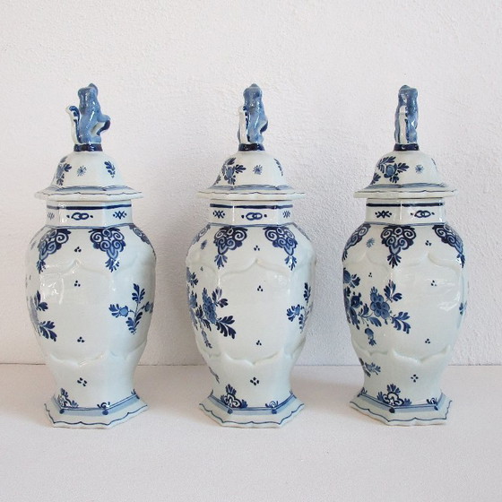 Image 1 of 3 antieke Delfts blauwe vazen met deksel uit 1922 Porceleyne Fles