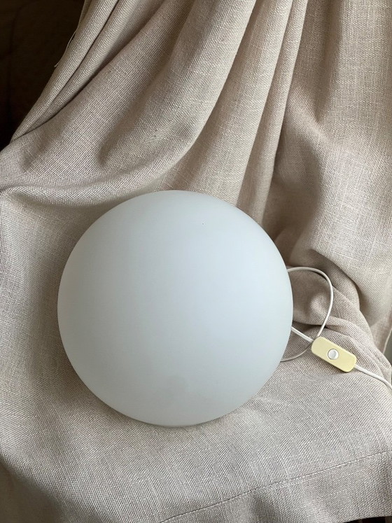 Vintage ILU Design Ball Lamp – White Opal Glass – 80s/90s (XL) – Table lamps (photo 10 of 14)