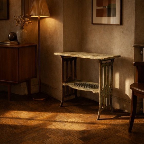 Image 1 of Vintage metalen tafel met geïntegreerd openingsmechanisme en onderste plank.