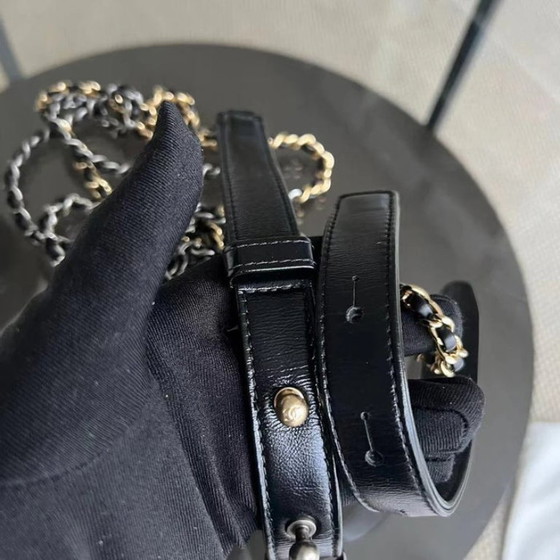 Image 1 of Borsa Chanel Gabrielle Small - 20 cm in pelle di vitello trapuntata bianca e nera con finiture bicolore.