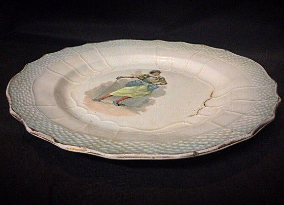 Image 1 of Antieke faience plaat – "Hamage Nord" ontwerp met vrouw en zwaard, 20e eeuw of eerder - 2Y12