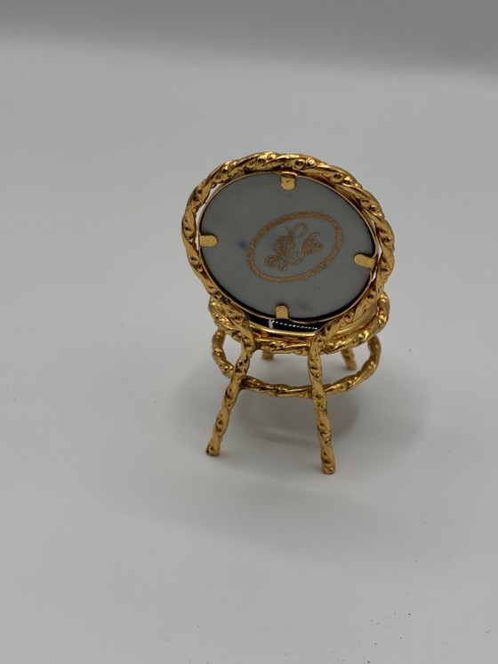 Miniaturstuhl aus vergoldetem Metall und Limoges-Porzellan – elegantes Dekor in Marineblau und Gold (photo 3 of 7)
