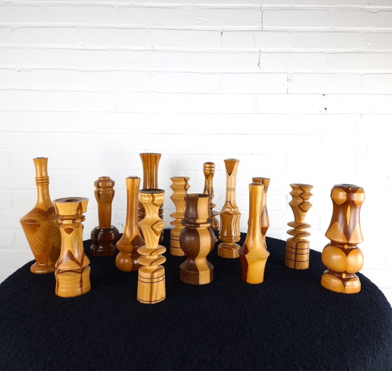 Image 1 of Set di 14 candelieri e piccoli vasi vintage in legno tornito a mano con intarsio.