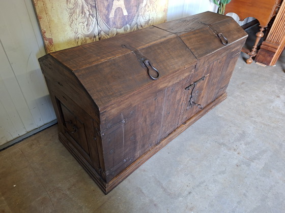 Image 1 of Robusto baule contenitore con cassetti e portabottiglie con serratura e chiave. Dimensioni: 140x56 cm e 73 cm di altezza.