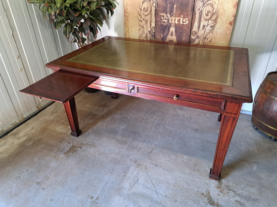 Image 1 of Escritorio antiguo con incrustaciones de cuero. Dimensiones: 150 x 95 cm y 80 cm de alto.