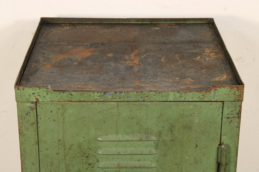 Antieke industriële metalen kast • Groene vintage werkplaatskast met patina • Loft- en fabrieksontwerp