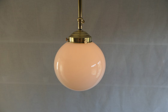 Image 1 of Art Déco – 3 lampade da scuola, lampadario a sospensione con vetro opalino e struttura in ottone - Altezza regolabile
