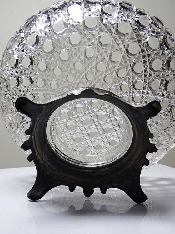 Image 1 of Bol antiguo de vidrio prensado con puntas de diamante, circa 1920-1950, sobre una base de peltre.