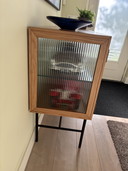 Niedrige Vitrine mit geriffeltem Glas