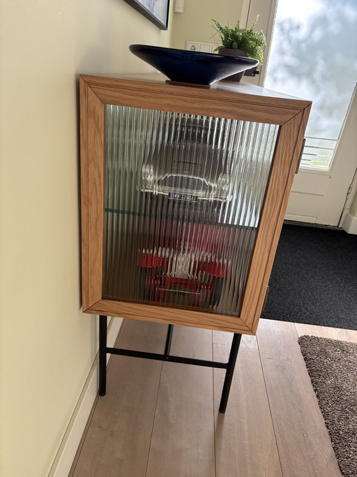 Lage vitrinekast met ribbelglas
