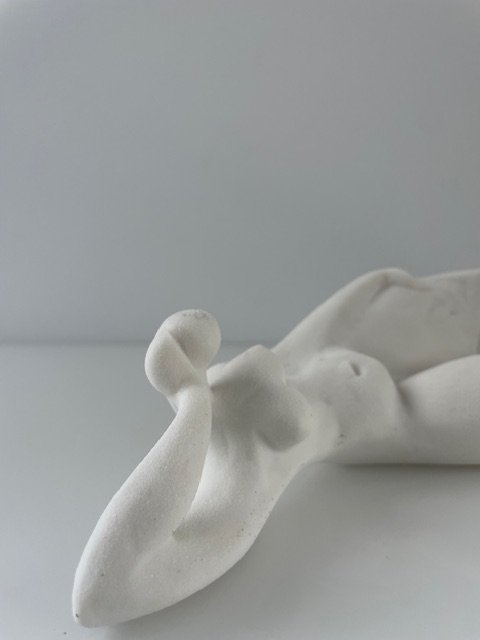 Image 1 of Escultura estilizada de una mujer reclinada