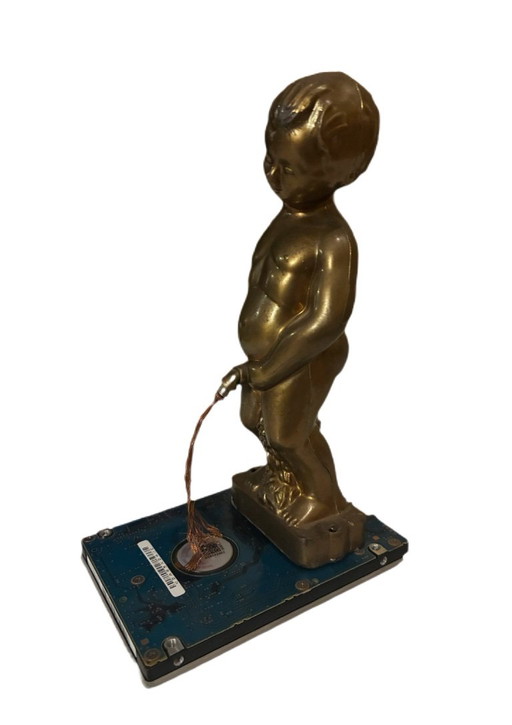Walter Geraci – Piss on the Future – beeldhouwkunst, Metal, Gold