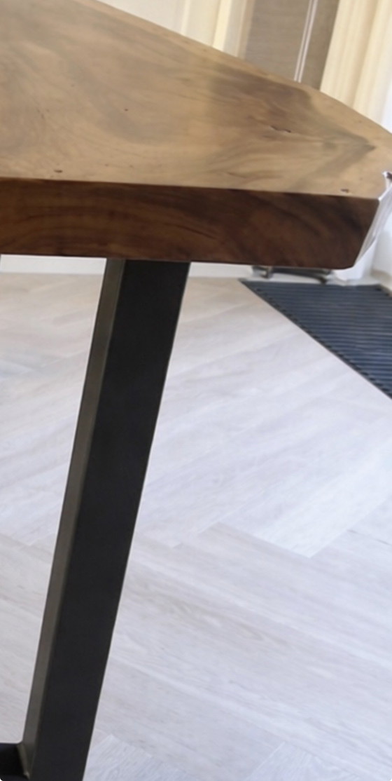 Image 1 of SUAR Esstisch aus laminiertem Baumstamm