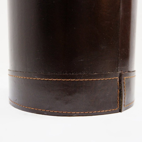 Image 1 of Papelera de cuero marrón con hebilla decorativa de latón.