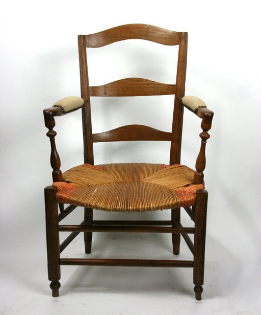 Antieke Frans-Provençaalse armstoel met biezenmat zitting — notenhout, gedraaide accenten, circa late 19e/vroeg 20e eeuw