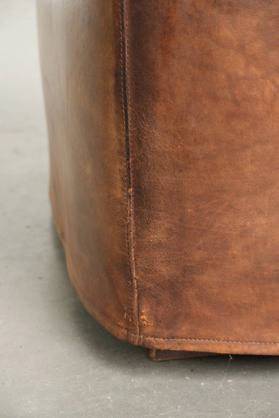 Einzigartiger und großer Design-Hocker/Fußhocker aus Schafsleder mit einer sehr schönen Patina und (photo 10 of 11)